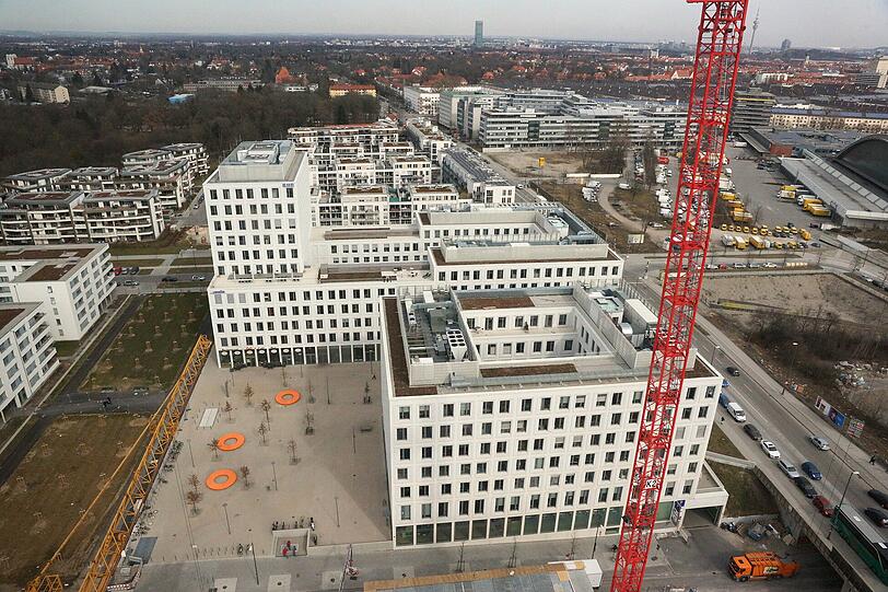 Der Ausblick auf die bereits fertiggestellten Neubauten nebenan.