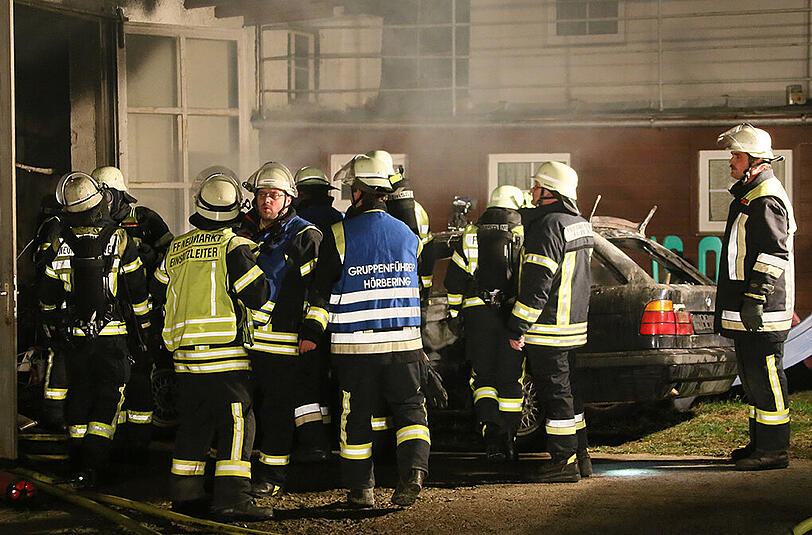 Bilder vom Einsatz in Neumarkt. Der abgestellte Wagen in der Garage brannte vollkommen aus.