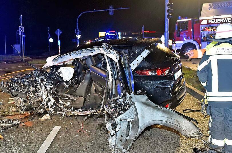 Die Straße gleicht einem Trümmerfeld: Ein 48-jähriger Mann raste mit seinem Wagen gegen einen Ampelmasten. Einen Tag später starb er im Krankenhaus.