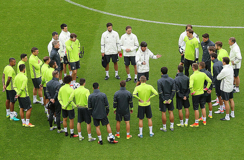 Der erkältete Joachim Löw leitete das Abschlusstraining der DFB-Elf im verregneten Paris.