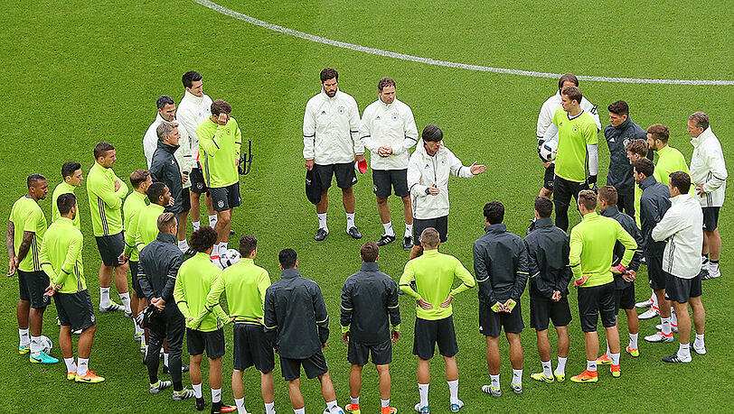 Der erkältete Joachim Löw leitete das Abschlusstraining der DFB-Elf im verregneten Paris. Der erkältete Joachim Löw leitete das Abschlusstraining der DFB-Elf im verregneten Paris.