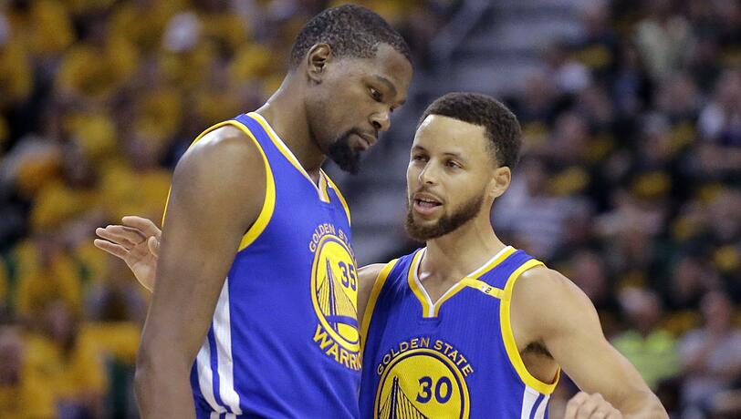 Kevin Durant (links) und Stephen Curry von den Golden State Warriors im Siegerplausch.