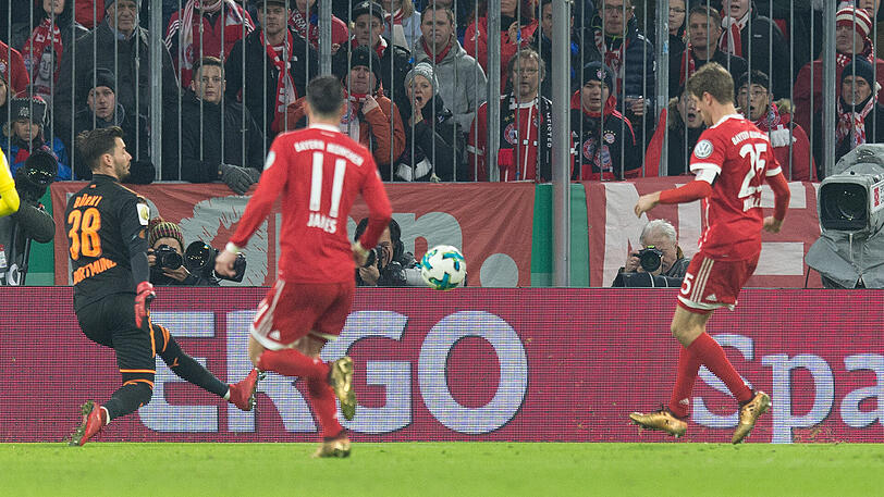 THOMAS MÜLLER NOTE 2 - Lieferte bei Vidals Lattentreffer die Flanke. Traf nach Doppelpass mit Lewandowski per Lupfer zum 2:0 &ndash; Traumtor (40.). Vergab noch eine Riesenchance per Kopf (50.).