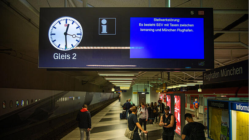 Wer am Freitag mit der S-Bahn zum Flughafen wollte, musste sehr viel Geduld mitbringen.