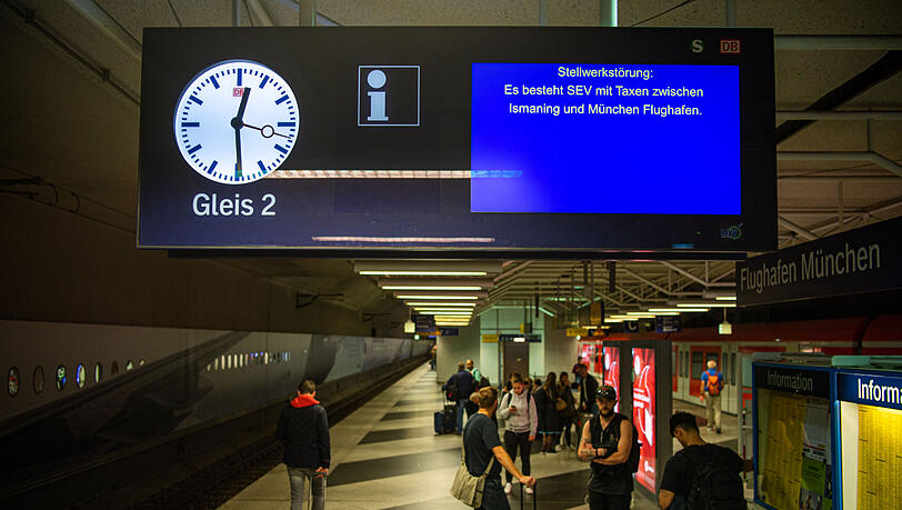 Wer am Freitag mit der S-Bahn zum Flughafen wollte, musste sehr viel Geduld mitbringen. Wer am Freitag mit der S-Bahn zum Flughafen wollte, musste sehr viel Geduld mitbringen.