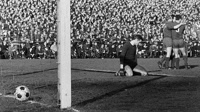 25. März 1967: Rainer Ohlhauser (2) und Gerd Müller waren die Torschützen beim 3:2 gegen Schalke - es war das erste Aufeinandertreffen der beiden Teams im Pokal, der FC Bayern erreichte so das Halbfinale. Hier trifft Ohlhauser gegen Norbert Nigbur zum 3:1-Zwischenstand.
