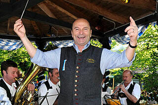 Da hat er noch gut lachen: Wiesn-Wirt Sepp Krätz in seinem Sommerbiergarten.Noch im März steht er wegen Steuerhinterziehung vor dem Landgericht München I.