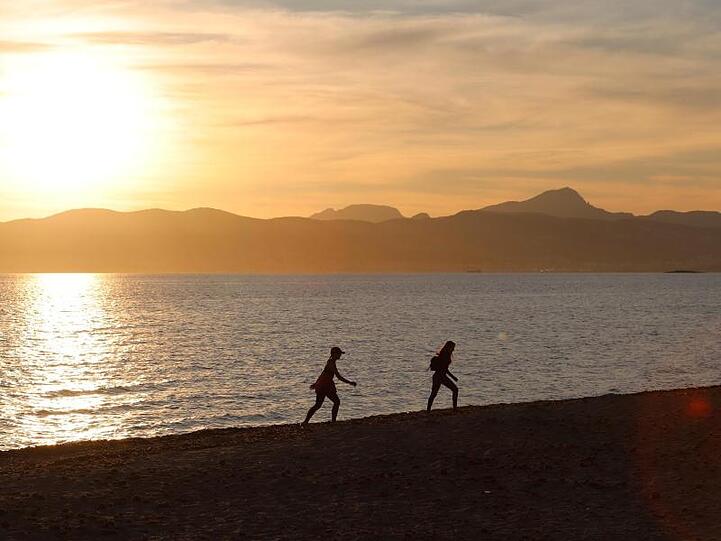 Ein seltenes Bild vom Strand El Arenal in Palma de Mallorca. Die Corona-Krise trifft die Reisebranche besonders schwer.