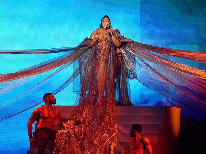 Mit einer beeindruckenden Show tritt Lizzo bei der Verleihung der Brit Awards auf.