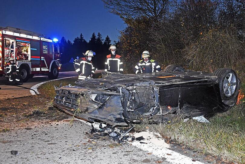 Auf der A8 Richtung München kommt ein Ferrari von der Fahrbahn ab und überschlägt sich.