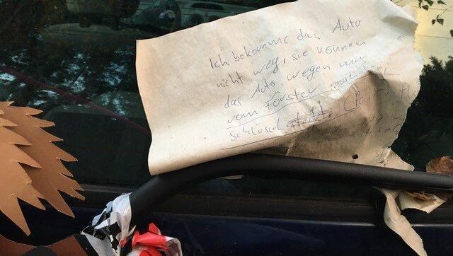 "Ich bekomme das Auto nicht weg, Sie können das Auto wegen mir vom Förster mitnehmen lassen. Schlüssel steckt", steht auf dem Zettel. "Ich bekomme das Auto nicht weg, Sie können das Auto wegen mir vom Förster mitnehmen lassen. Schlüssel steckt", steht auf dem Zettel.