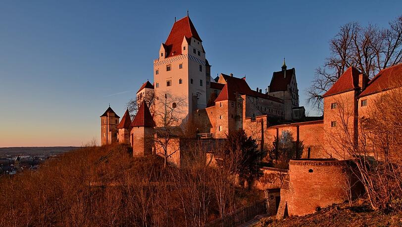 Die Burg Trausnitz bei Landshut in der Abendsonne. Die Burg Trausnitz bei Landshut in der Abendsonne.