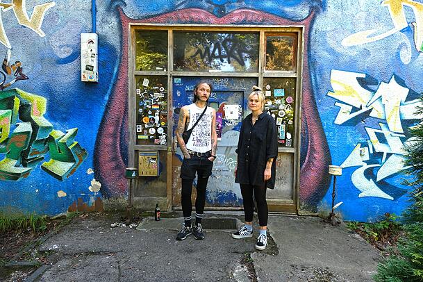 Robert Weinelt und Sophie Neudecker vor dem Eingang des "Kafe Kult" im Bürgerpark Oberföhring. Robert Weinelt und Sophie Neudecker vor dem Eingang des "Kafe Kult" im Bürgerpark Oberföhring.