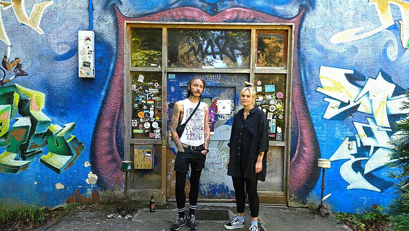 Robert Weinelt und Sophie Neudecker vor dem Eingang des "Kafe Kult" im Bürgerpark Oberföhring.