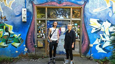Robert Weinelt und Sophie Neudecker vor dem Eingang des "Kafe Kult" im Bürgerpark Oberföhring.