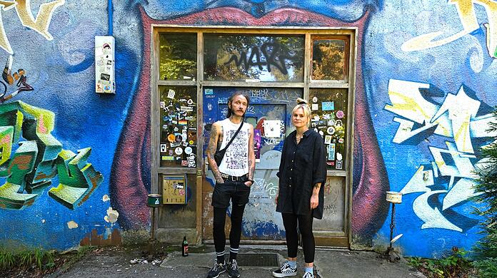 Robert Weinelt und Sophie Neudecker vor dem Eingang des "Kafe Kult" im Bürgerpark Oberföhring.