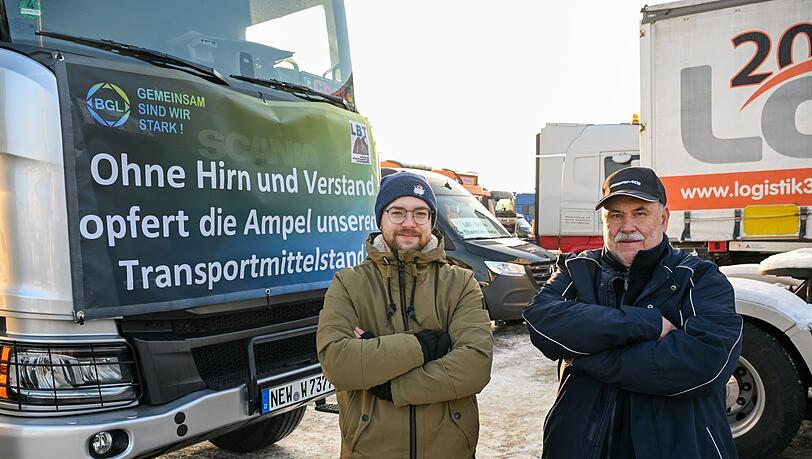 Transportunternehmer Gunther Weber (62, r.) mit seinem Schwiegersohn Marco ist mit über 70 Lastwagen im Schlepptau aus der Oberpfalz angerollt. Transportunternehmer Gunther Weber (62, r.) mit seinem Schwiegersohn Marco ist mit über 70 Lastwagen im Schlepptau aus der Oberpfalz angerollt.
