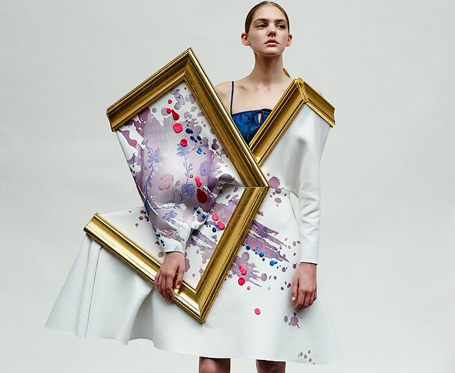 "Wearable Art": Die Rahmen gab's gleich mit zum Outfit. Das landete nach der Haute Couture-Schau 2015 folgerichtig an der Wand.