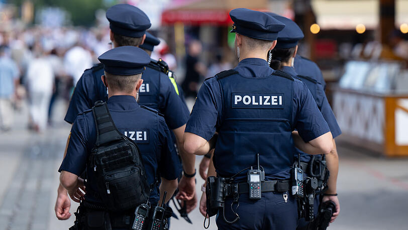 Polizisten auf dem Wiesn-Gelände: Das Mobiltelefon des Tatverdächtigen wurde sichergestellt und der betreffende Livestream im Rahmen der weiteren Ermittlungen ausgewertet. Polizisten auf dem Wiesn-Gelände: Das Mobiltelefon des Tatverdächtigen wurde sichergestellt und der betreffende Livestream im Rahmen der weiteren Ermittlungen ausgewertet.