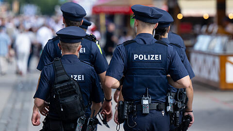 Polizisten auf dem Wiesn-Gel&auml;nde: Das Mobiltelefon des Tatverd&auml;chtigen wurde sichergestellt und der betreffende Livestream im Rahmen der weiteren Ermittlungen ausgewertet.