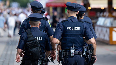 Polizisten auf dem Wiesn-Gel&auml;nde: Das Mobiltelefon des Tatverd&auml;chtigen wurde sichergestellt und der betreffende Livestream im Rahmen der weiteren Ermittlungen ausgewertet.