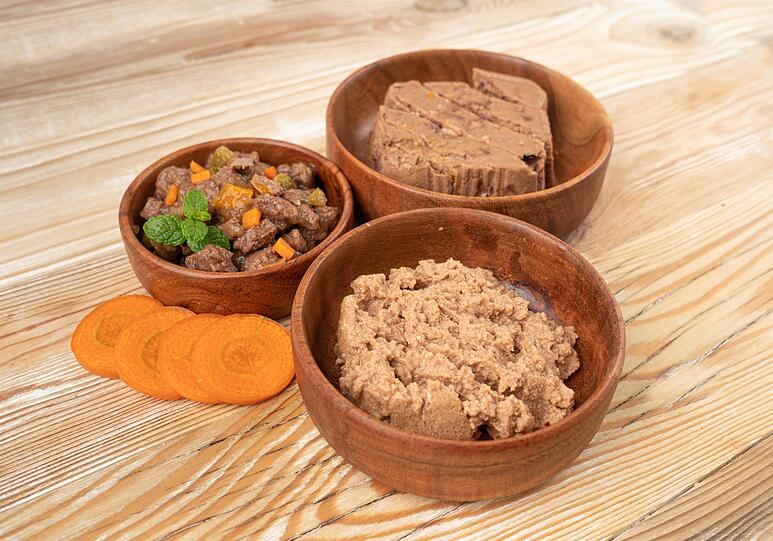 Auch bei Tieren geht es beim Fressen nicht nur ums Sattwerden. Tierfutter soll auch gesund sein - und gut schmecken! Tierfutter-Verkoster prüfen Hundefutter, Katzenleckerli, Fischpellets und Co. auf Qualität und bewerten dabei Geschmack, Konsistenz und Geruch. Natürlich landet nicht alles, was gekostet wird, auch im Magen. Auch bei Tieren geht es beim Fressen nicht nur ums Sattwerden. Tierfutter soll auch gesund sein - und gut schmecken! Tierfutter-Verkoster prüfen Hundefutter, Katzenleckerli, Fischpellets und Co. auf Qualität und bewerten dabei Geschmack, Konsistenz und Geruch. Natürlich landet nicht alles, was gekostet wird, auch im Magen.
