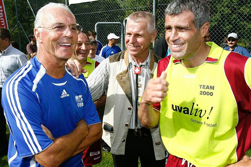 Timo Konietzka mit Franz Beckenbauer (l.) und dem ehemaligen Schweizer Fußballer Andy Egli (r.).