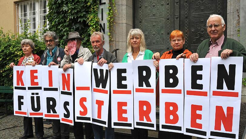 "Kein Werben für's Sterben": So ruft eine Bürgerinitiative zum friedlichen Protest gegen den öffentlichen Beförderungsappell der Bundeswehr am Freitag auf. "Kein Werben für's Sterben": So ruft eine Bürgerinitiative zum friedlichen Protest gegen den öffentlichen Beförderungsappell der Bundeswehr am Freitag auf.