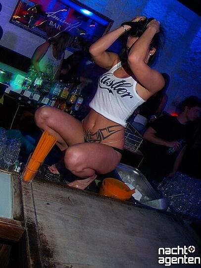 Am Freitag ging es im Crown's Club richtig zur Sache. Anlass war die offizielle "Hustler Party" im Crown Club. 
Mehr Bilder unter: www.nachtagenten.de
