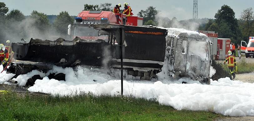 Rettungskräfte löschen auf der Bundesstraße B10 einen brennenden Lastwagen. Die Bilder.