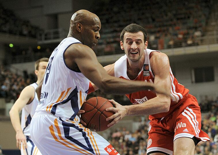 Derrick Allen von den Eisbären Bremerhaven im Zweikampf mit Bayerns Boris Savovic.