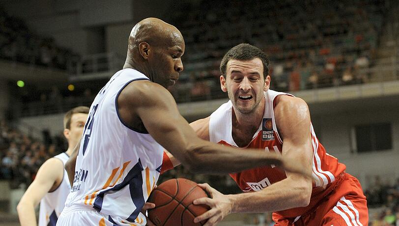 Derrick Allen von den Eisbären Bremerhaven im Zweikampf mit Bayerns Boris Savovic. Derrick Allen von den Eisbären Bremerhaven im Zweikampf mit Bayerns Boris Savovic.