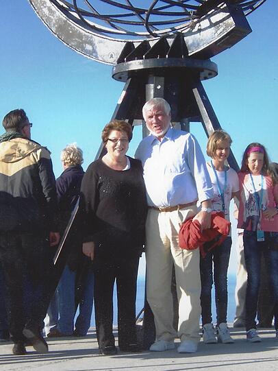 Dieses Foto-Motiv ist ein Muss für alle Nordcap-Besucher: das Ehepaar Barbara und Ludwig Stamm 2013 unter dem berühmten Globus.