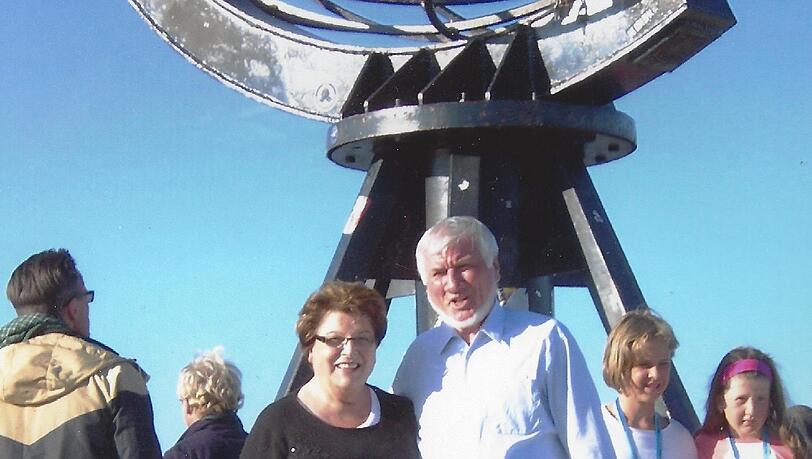 Dieses Foto-Motiv ist ein Muss für alle Nordcap-Besucher: das Ehepaar Barbara und Ludwig Stamm 2013 unter dem berühmten Globus. Dieses Foto-Motiv ist ein Muss für alle Nordcap-Besucher: das Ehepaar Barbara und Ludwig Stamm 2013 unter dem berühmten Globus.