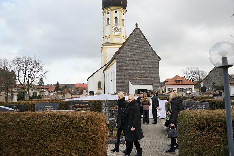 Familie und Freunde nehmen Abschied von Wolfgang Lippert.