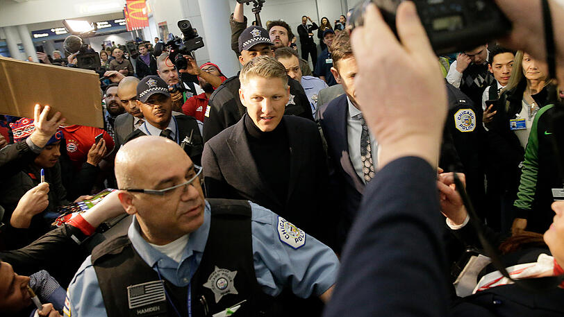 Bastian Schweinsteiger kommt in Chicago, USA, am O'Hare Flughafen an. Schweinsteiger wechselte von Manchester United nach Chicago zum Verein Chicago Fire und unterschrieb dort einen Einjahresvertrag.