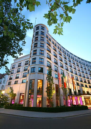 Das Hotel verfügt unter anderem über ein Fitnessstudio, eine Sauna, ein Dampfbad und den längsten Hotel-Indoor-Pool in München.