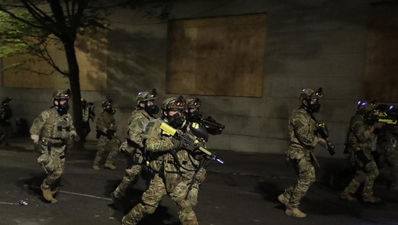 Bundespolizisten am Rande eines "Black-Lives-Matter"-Protests in Portland. Bundespolizisten am Rande eines "Black-Lives-Matter"-Protests in Portland.