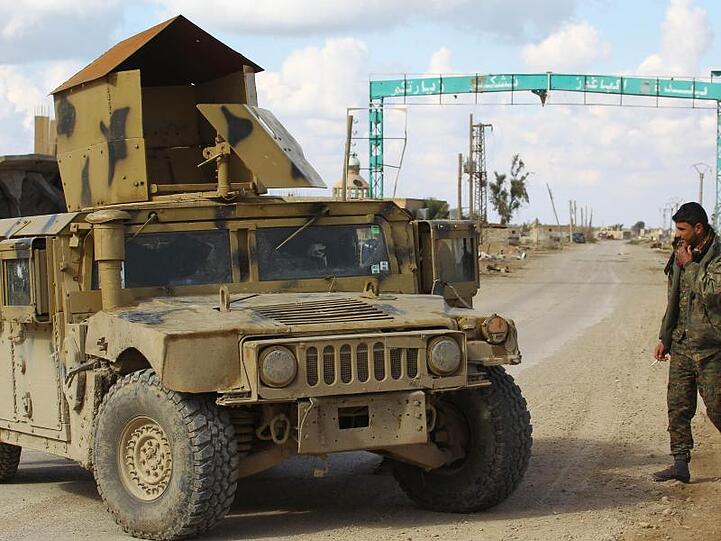 Kämpfer der Syrischen Demokratischen Kräfte (SDF), einer mit den USA verbündeten kurdisch geführten Rebellengruppe, bei einer Patrouille im Dorf Baghus.
