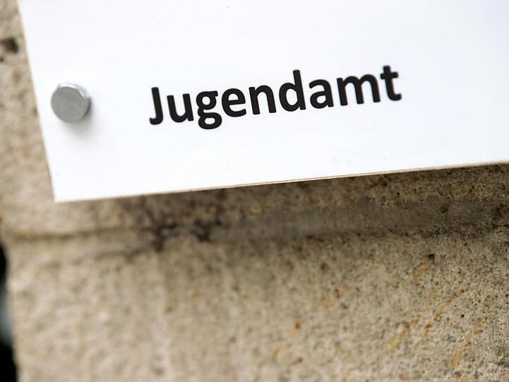 Die Jugendämter mussten 2018 wegen Gewalt häufiger Kinder aus Familien nehmen.