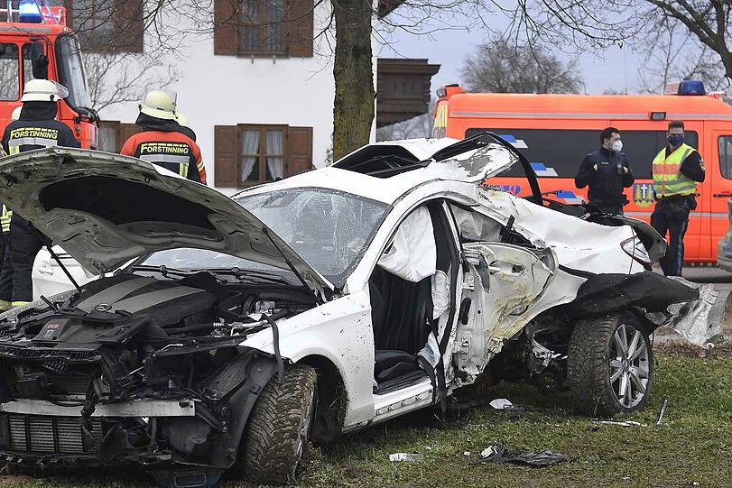 Nach Angaben der Polizei hat der 18-jährige Unfallverursacher aus dem Landkreis Ebersberg keinen Führerschein.