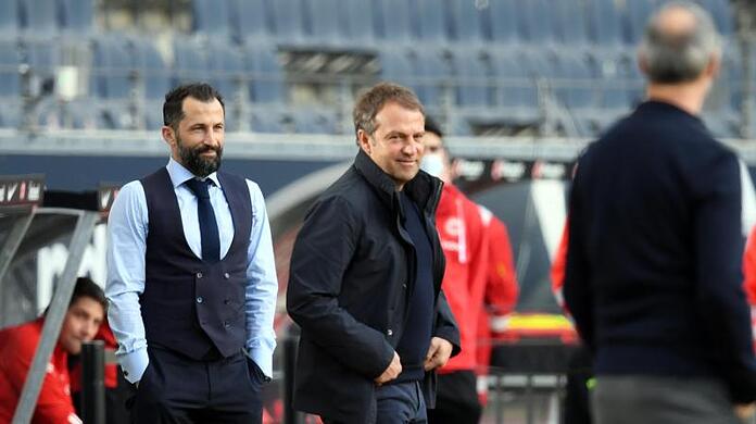Für das Sportliche beim FC Bayern verantwortlich: Hansi Flick (M) und Hasan Salihamidzic (l).