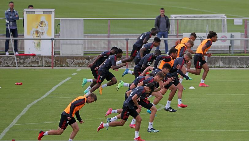 Erstes Testspiel gegen Köln vor Augen: Die Bayern-Stars um die Neuzugänge Dayot Upamecano und Omar Richards (oben von links). Niklas Süle befindet sich noch im Urlaub.