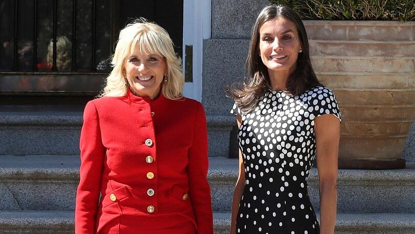 Jill Biden (l.) und Königin Letizia von Spanien.