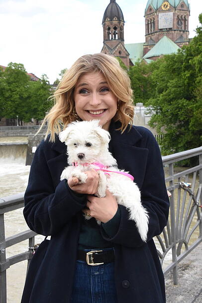 "Auf den unzähligen Wegen an der Isar entlang schöpfe ich Kraft und Energie, lerne unterm Gehen auch meine Texte": Schauspielerin Sarah Thonig mit Leihhündchen Minnie. "Auf den unzähligen Wegen an der Isar entlang schöpfe ich Kraft und Energie, lerne unterm Gehen auch meine Texte": Schauspielerin Sarah Thonig mit Leihhündchen Minnie.