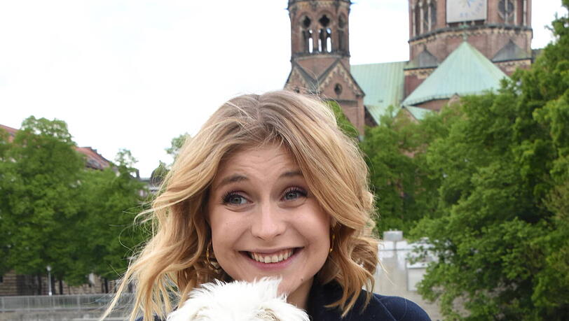 "Auf den unzähligen Wegen an der Isar entlang schöpfe ich Kraft und Energie, lerne unterm Gehen auch meine Texte": Schauspielerin Sarah Thonig mit Leihhündchen Minnie.