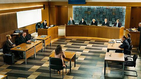 "Sie sagt. Er sagt.": Im Sitzungssaal des Gerichts sitzen sich unter anderem Katharina Schlüter (Ina Weisse, l.) und Christian Thiede (Godehard Giese, 2.v.r.) mit ihren Anwälten Biegler (Matthias Brandt, l.) und Breslau (Henriette Confurius, r.) gegenüber.
