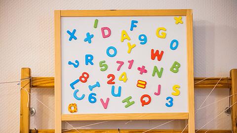 Die Grünen fordern eine deutliche Ausweitung der Vorschul-Angebote in Kindergärten. (Archivbild)