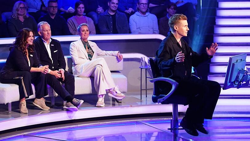 Günther Jauch begrüßt zum Promi-Special dieses Mal Katarina Witt (v.l.), Johannes B. Kerner, Sonja Zietlow und Till Reiners.