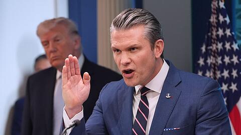 "Heute wird &ndash; auf Anweisung des Pr&auml;sidenten &ndash; der gr&ouml;&szlig;te Umfang an Angriffen seit Beginn des Einsatzes geflogen" - sagt US-Verteidigungsminister Pete Hegseth.